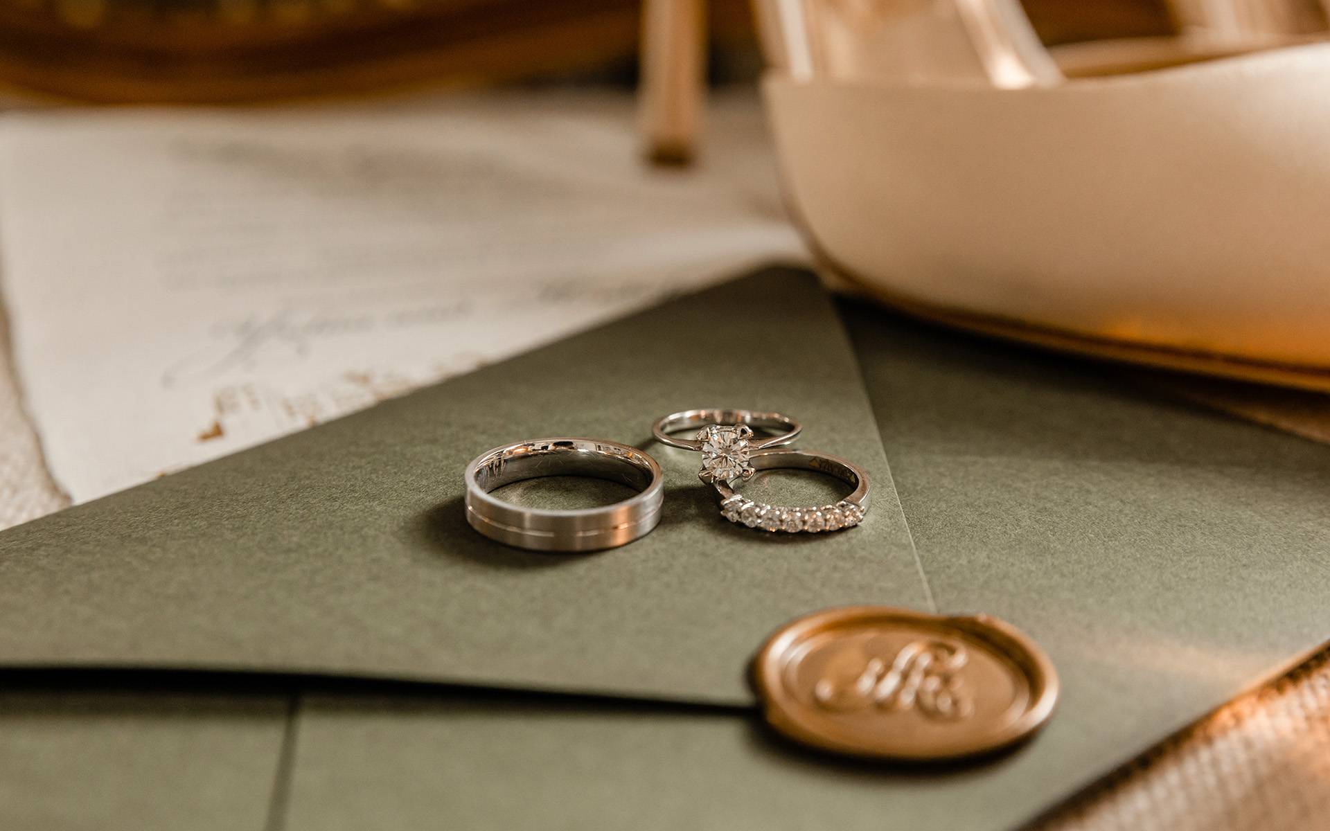 wedding rings detail close up elegant photography como