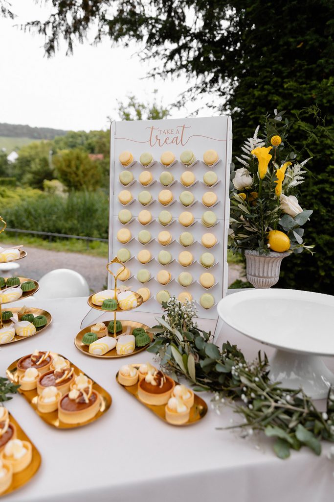 wedding photographer in Europe candy bar cake-torte