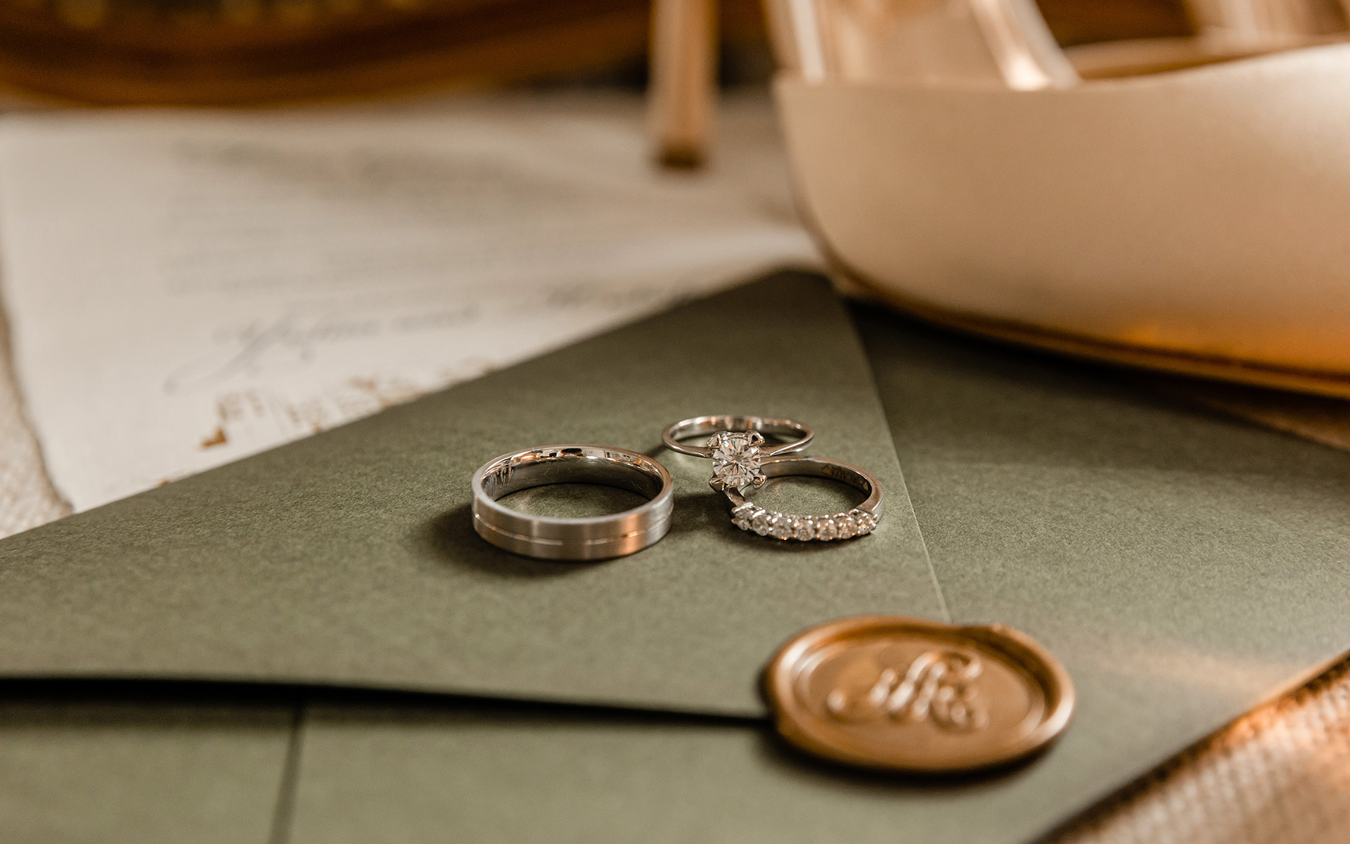 wedding rings detail close up elegant photography como