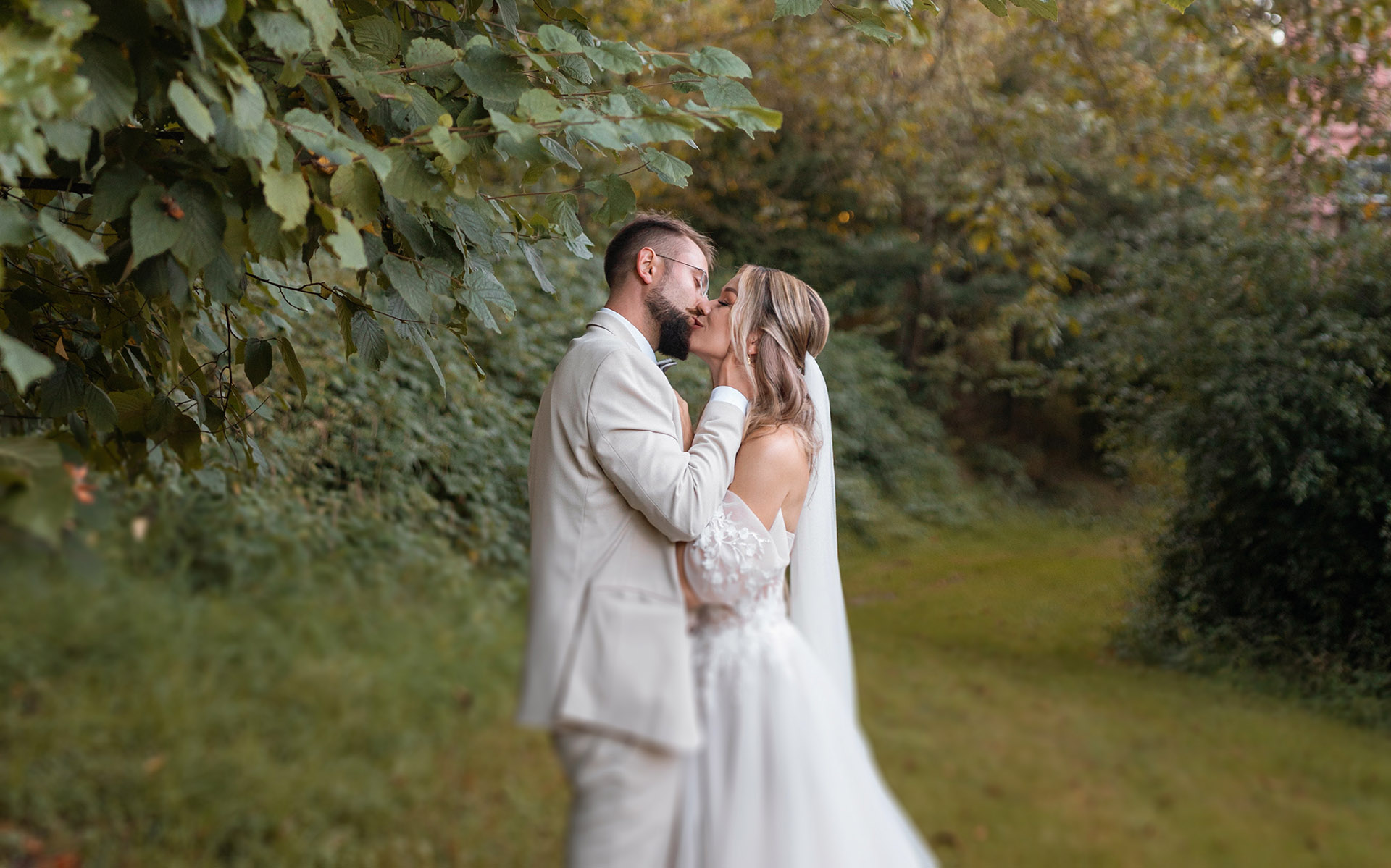 wedding couple romantic portrait Germany natural light kiss
