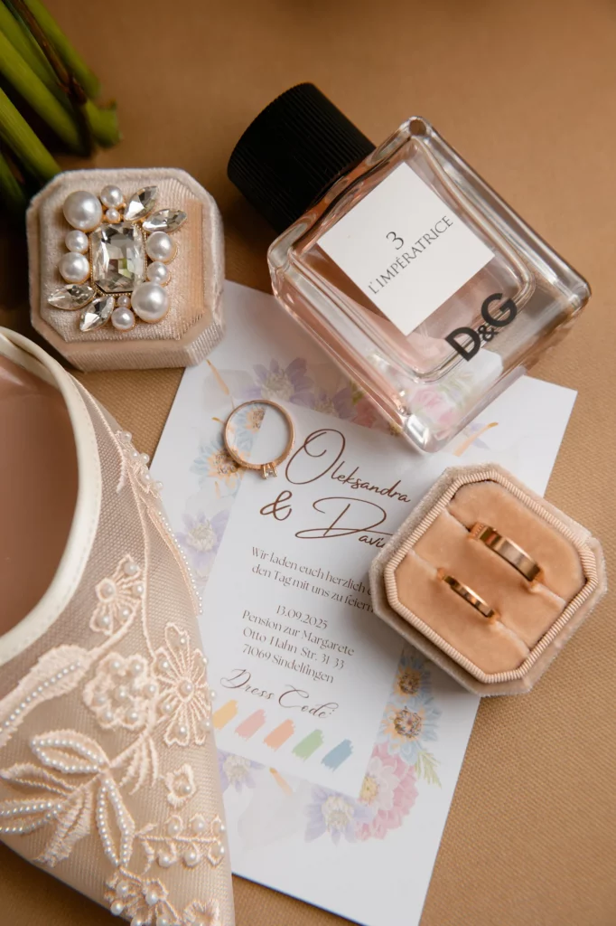 Brautschuh, Einladungskarte und Ringe nah