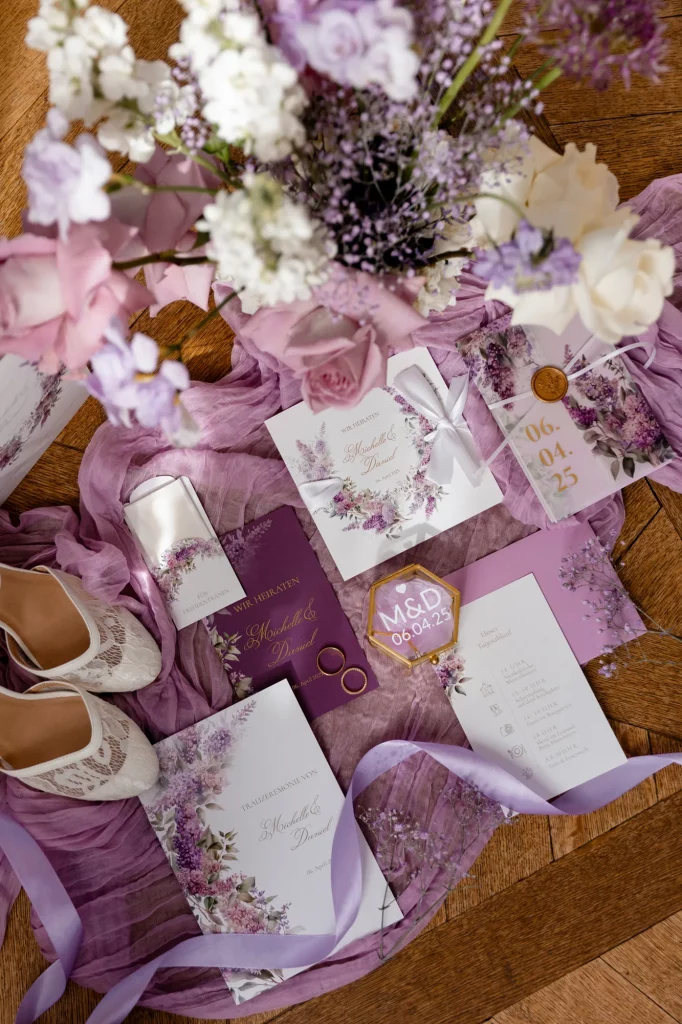 Hochzeitspapeterie mit Blumen und Schuhen