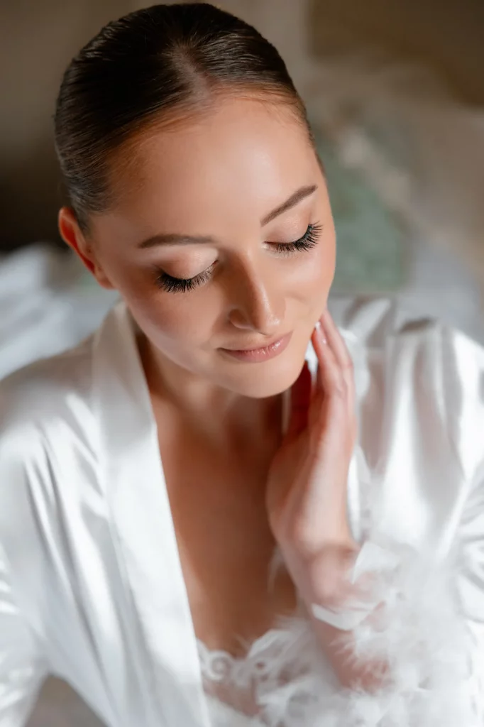 Braut mit geschlossenen Augen und Hand am Hals