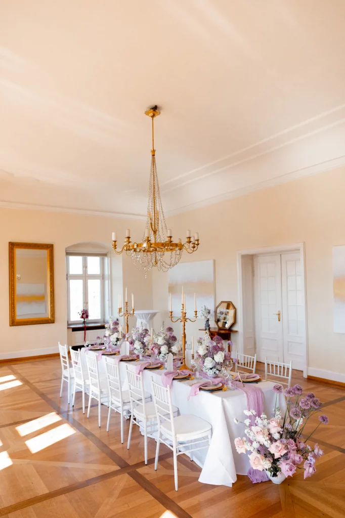 Festlich gedeckter Tisch mit Blumenarrangements