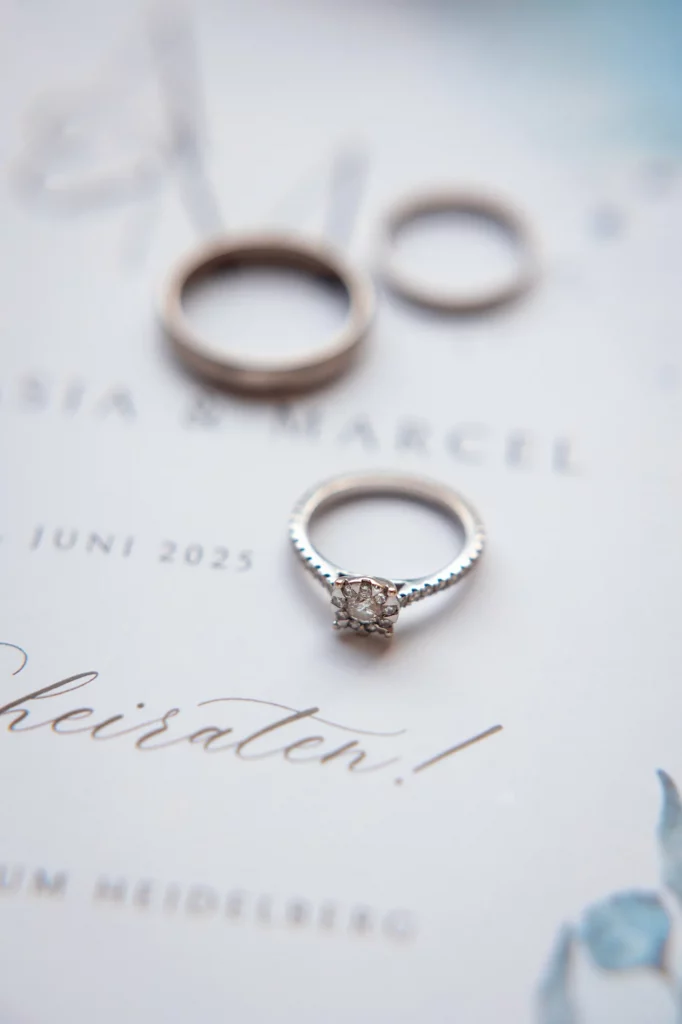 Drei Ringe auf Hochzeitskarte liegend