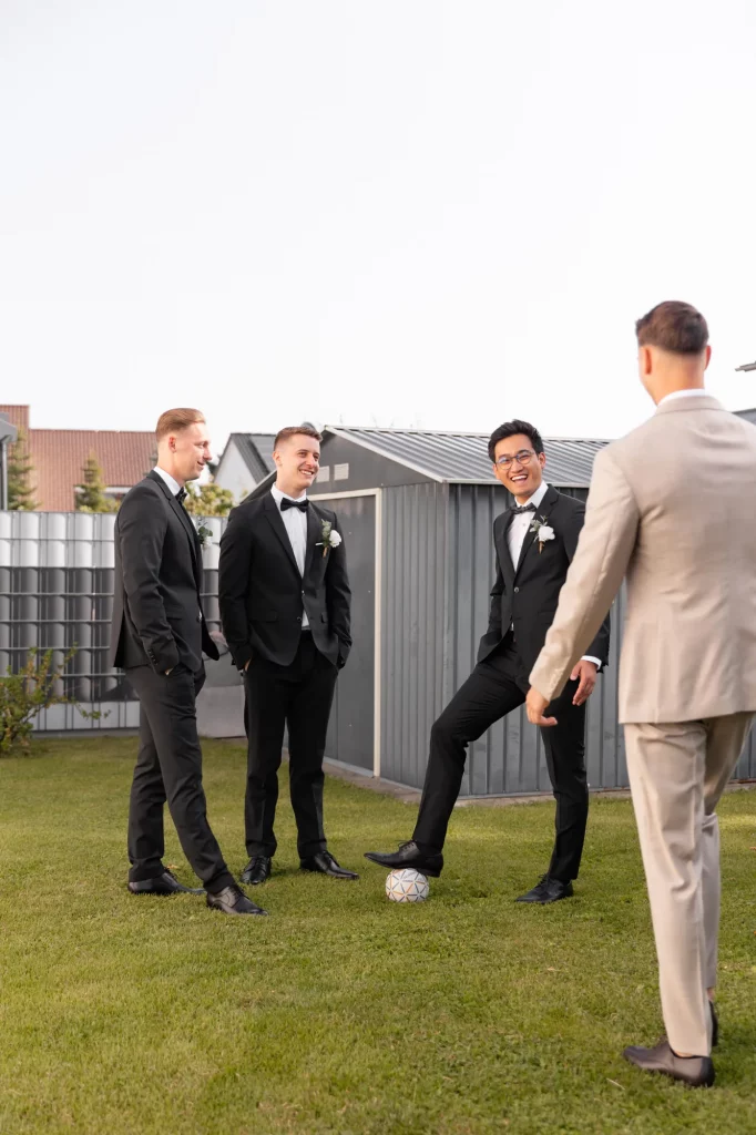 Brautführer und Freunde spielen Fußball