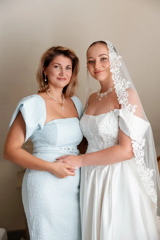 Braut mit Mutter in elegantem Kleid