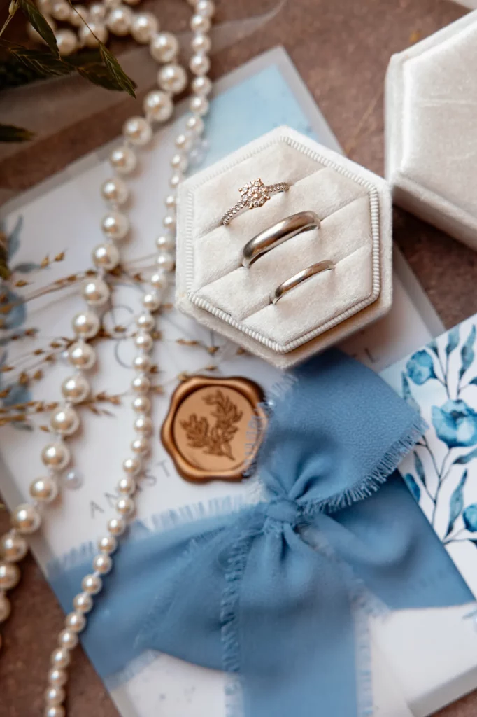 Diamantring und Eheringe in Samtbox