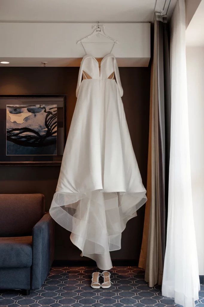 Weißes Brautkleid mit Schleier an Kleiderbügel