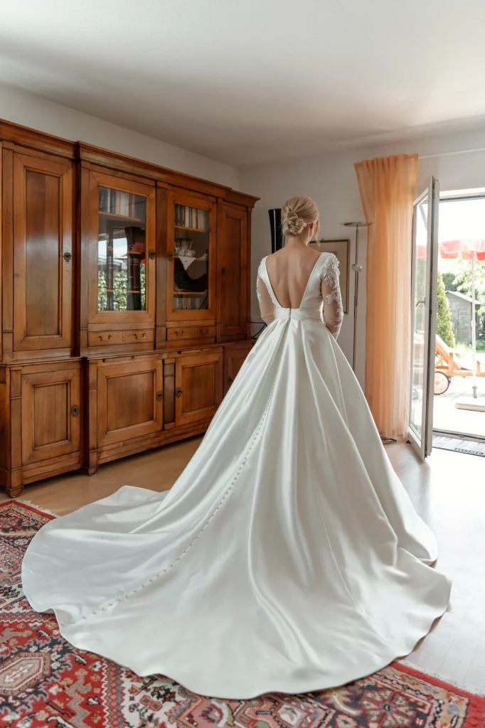 wedding photographer, the bride getting ready
