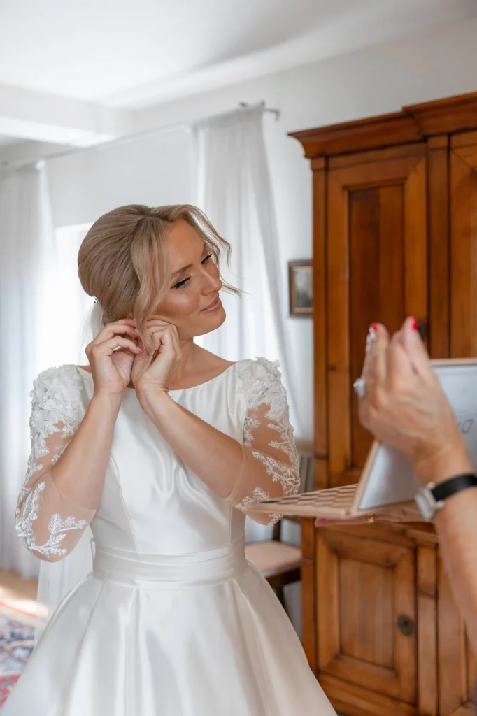 The bride is getting ready for the wedding