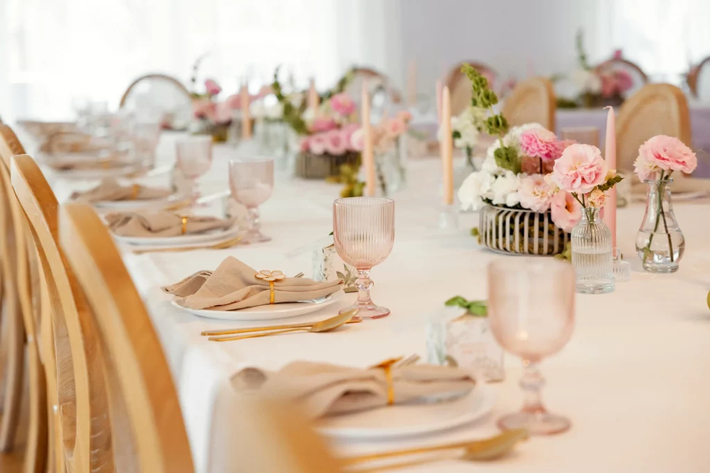 Festlich gedeckte Tafel mit rosa Blumen