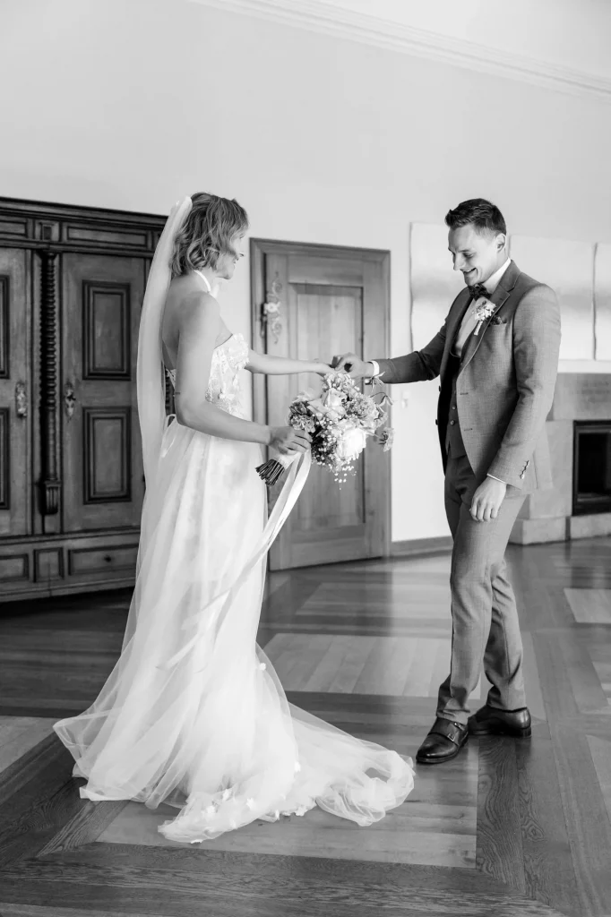 Braut und Bräutigam tanzen im Raum