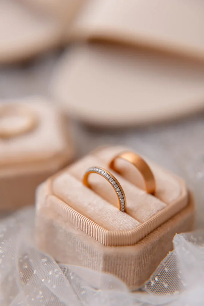 Zwei goldene Ringe in samtigem Etui