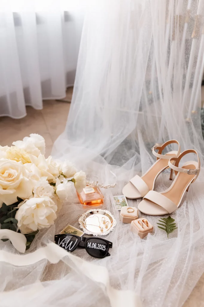 Brautschuhe mit Schmuck und Brautstrauß