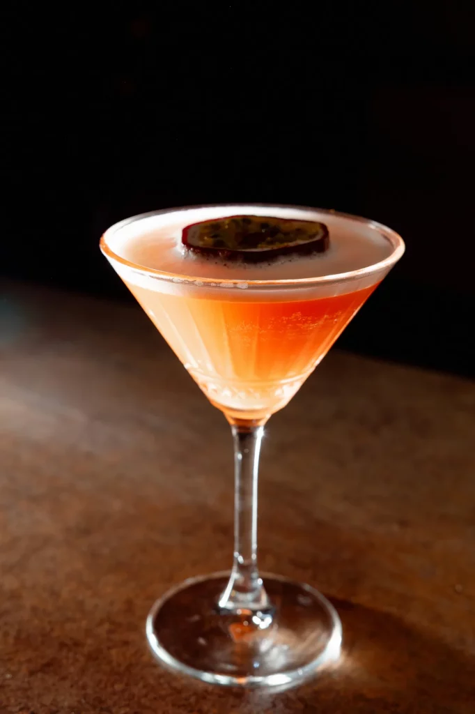 Cocktail mit Passionsfrucht auf Glasrand