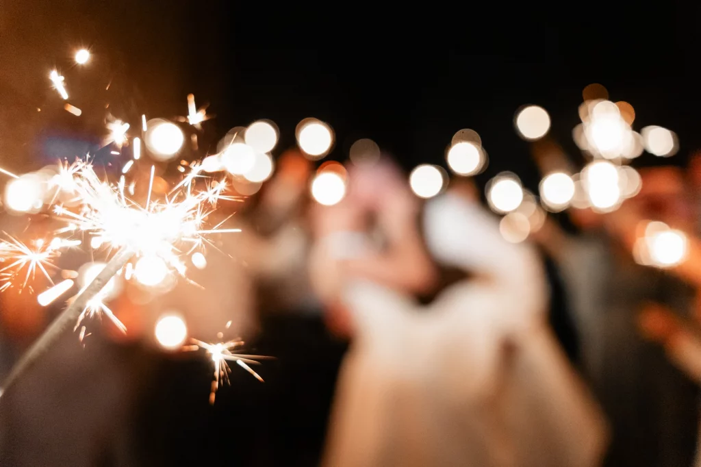 Wunderkerze im Dunkeln mit Lichtpunkten