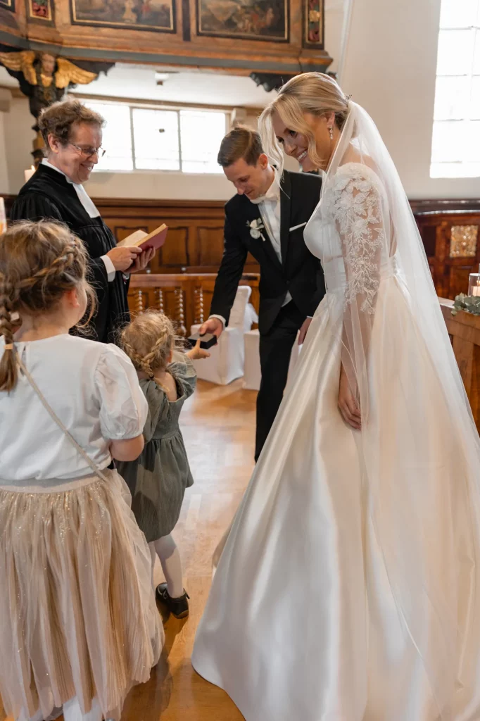 the children brougth rings to the wedding couple