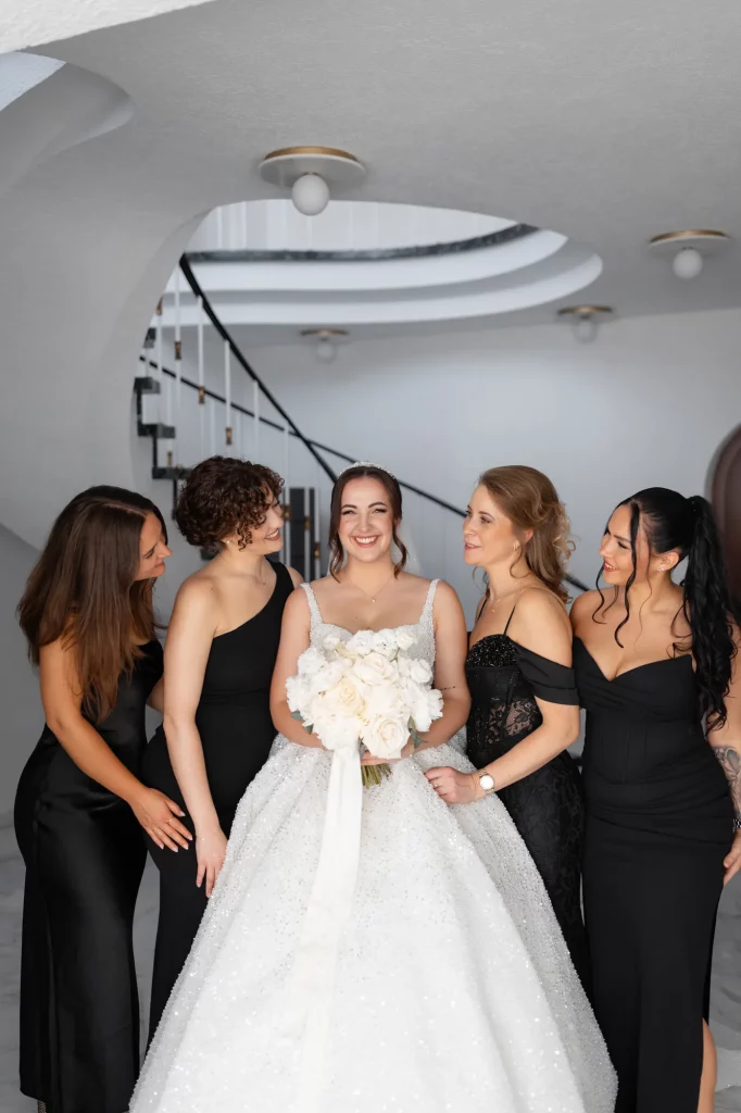 Braut mit Brautjungfern im schwarzen Kleid