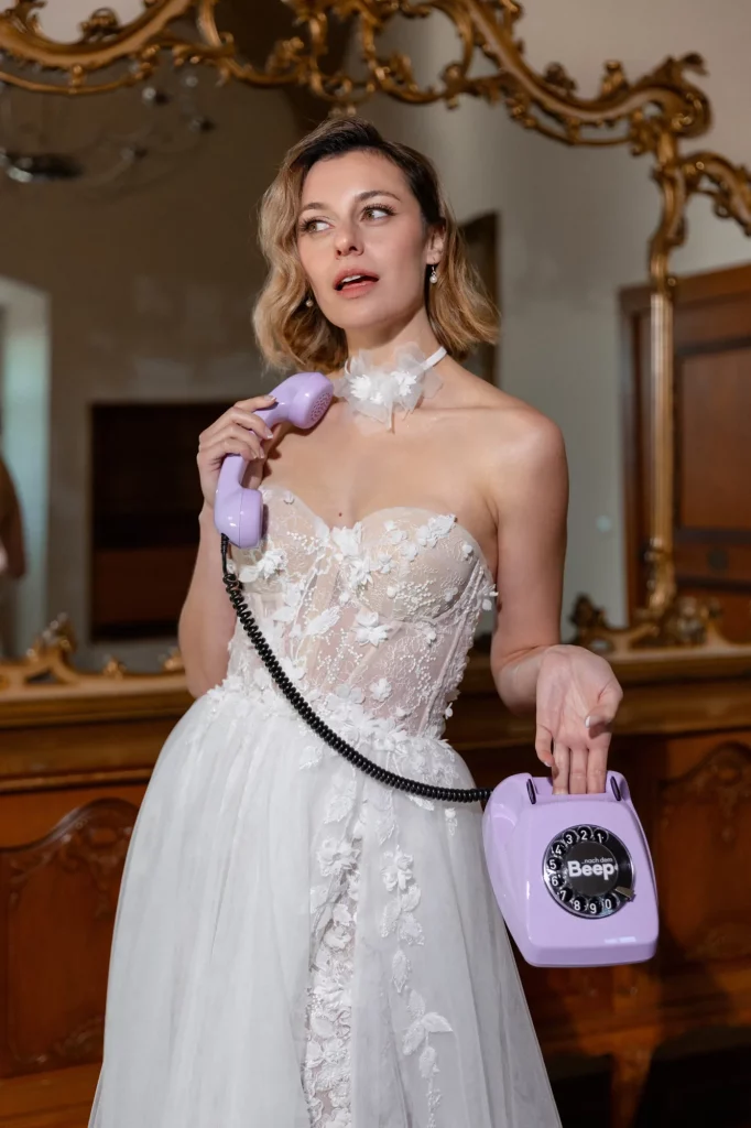 Braut mit vintage Telefon in elegantem Kleid
