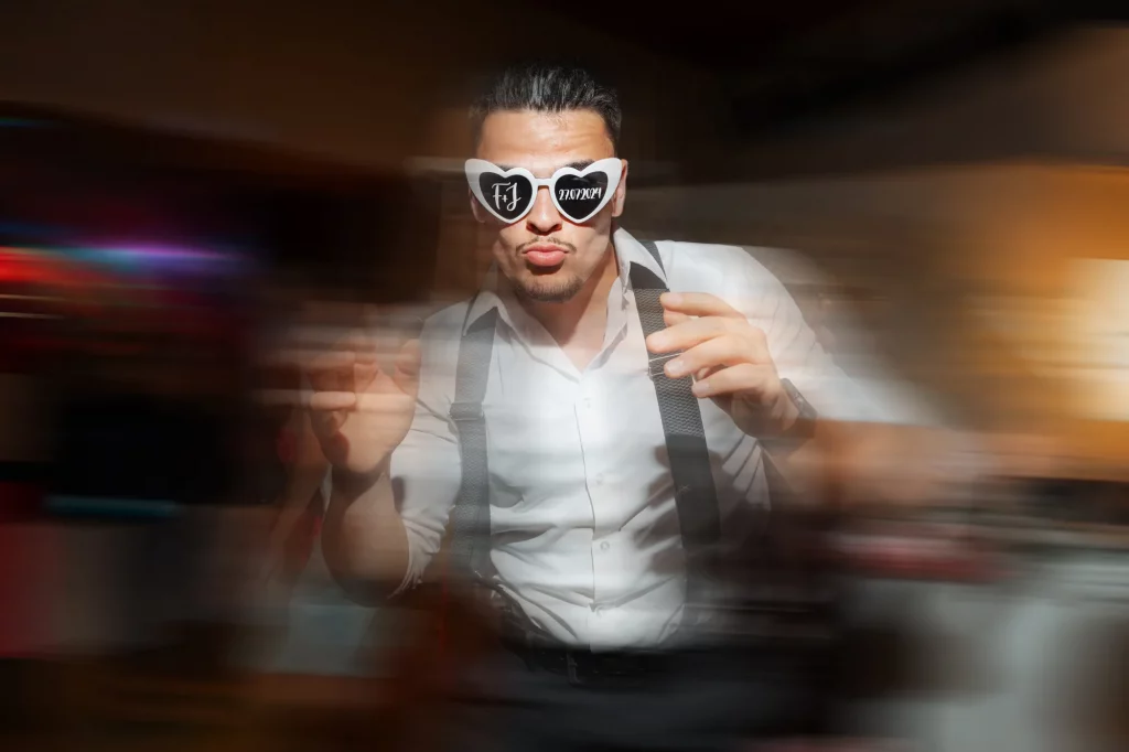Mann mit Herzbrille und Hosenträgern