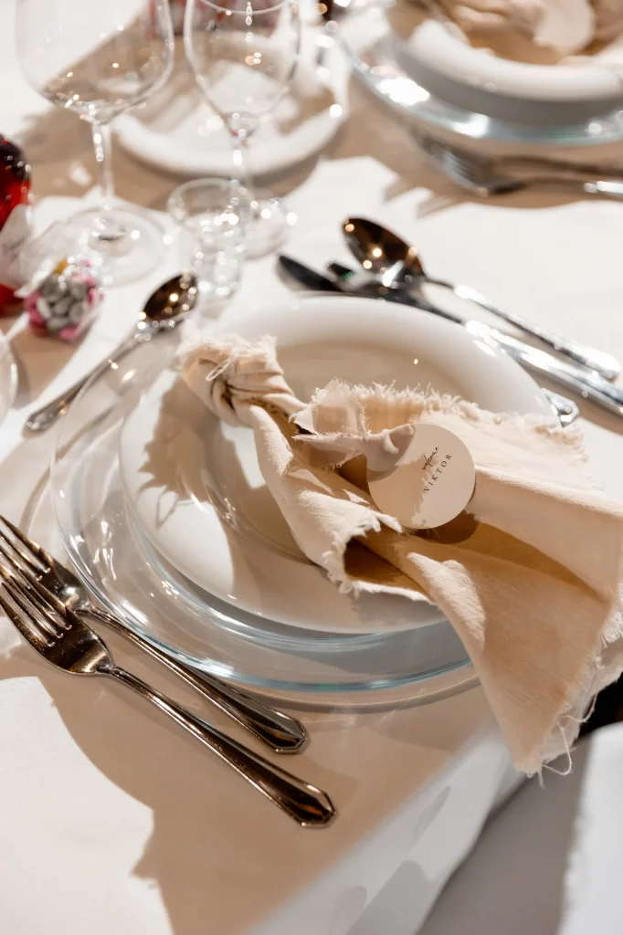 Tischgedeck mit Stoffserviette und Namensschild
