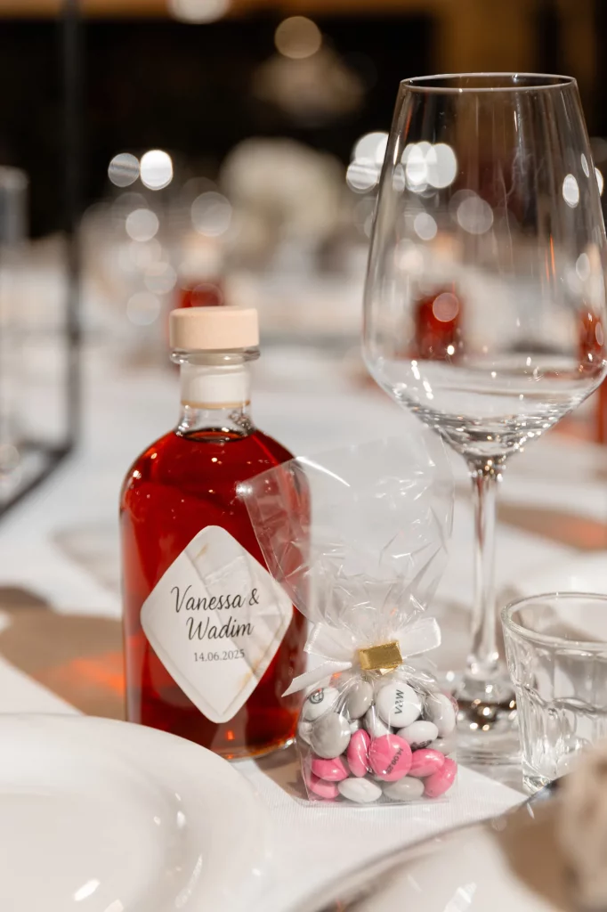 Flasche mit rotem Getränk und Gastgeschenk