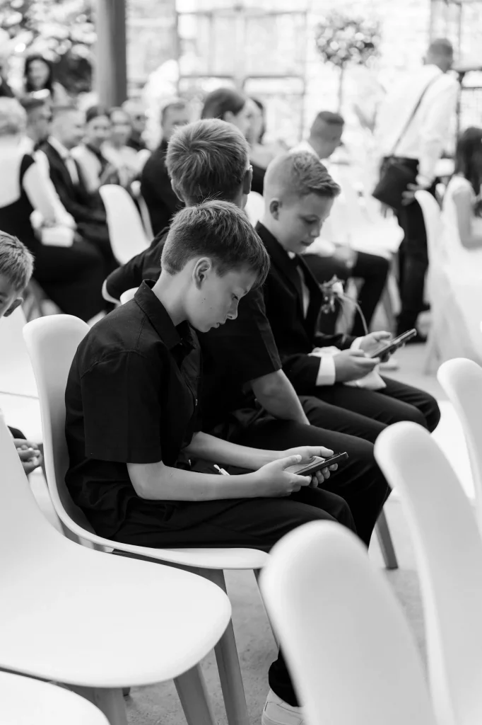 Junge sitzen und schauen auf Smartphones