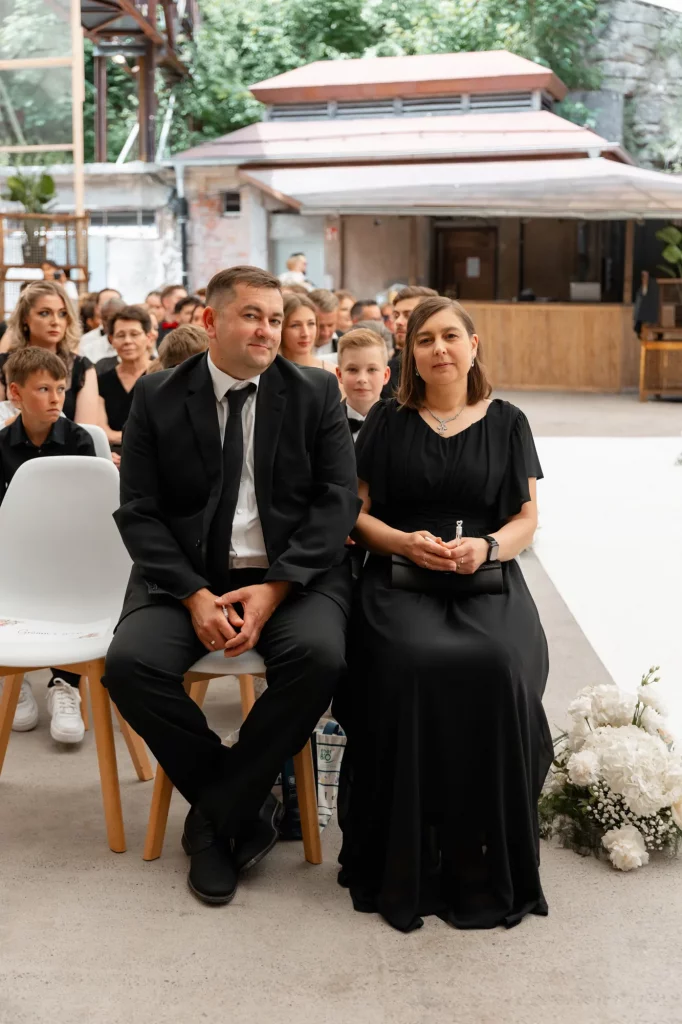 Zwei Erwachsene und zwei Kinder bei Hochzeit