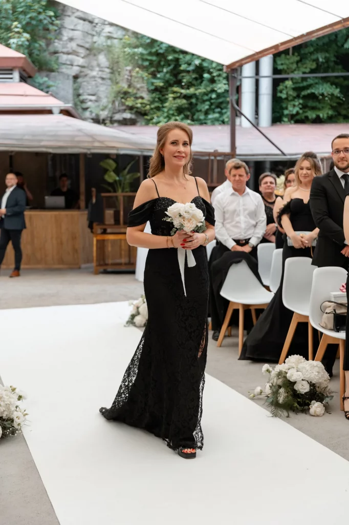 Frau im schwarzen Kleid mit Blumenstrauß