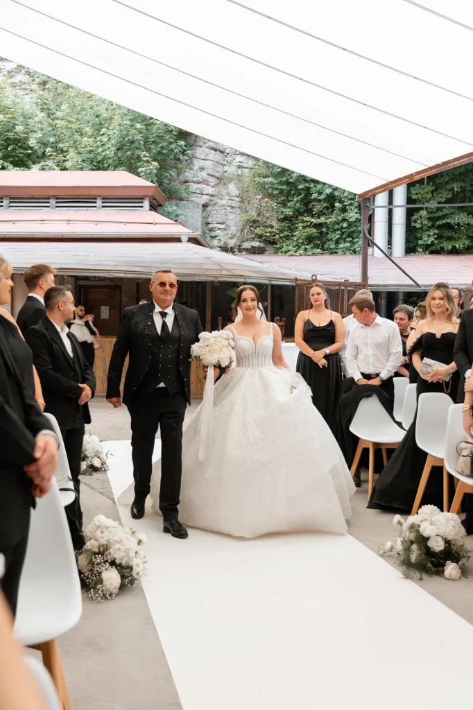 Braut und Vater schreiten den Gang entlang