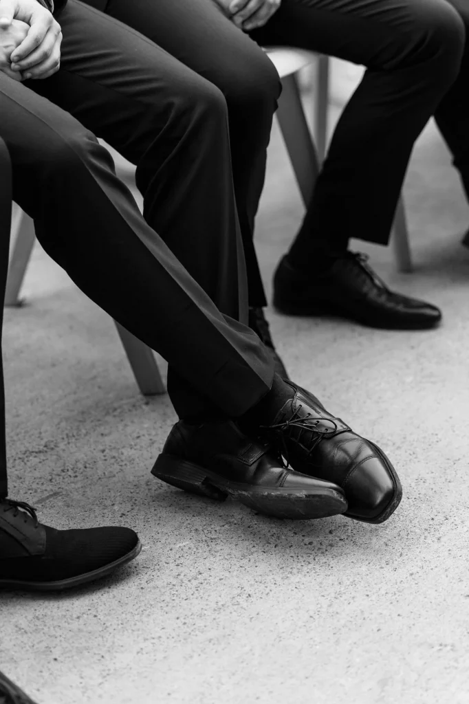 Herrenbeine mit schwarzen Anzugschuhen