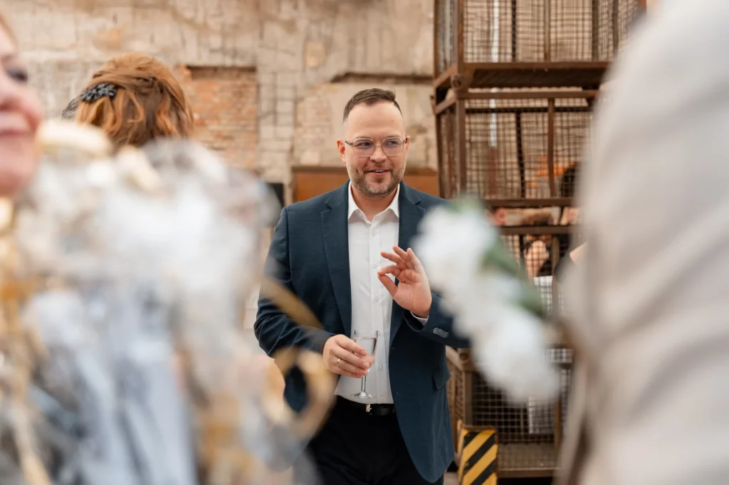 Mann mit Glas beim Anstoßen