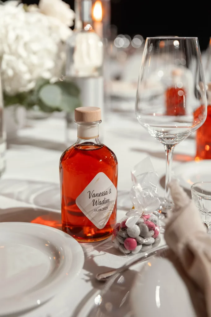 Flasche mit rotem Getränk und Gastgeschenk