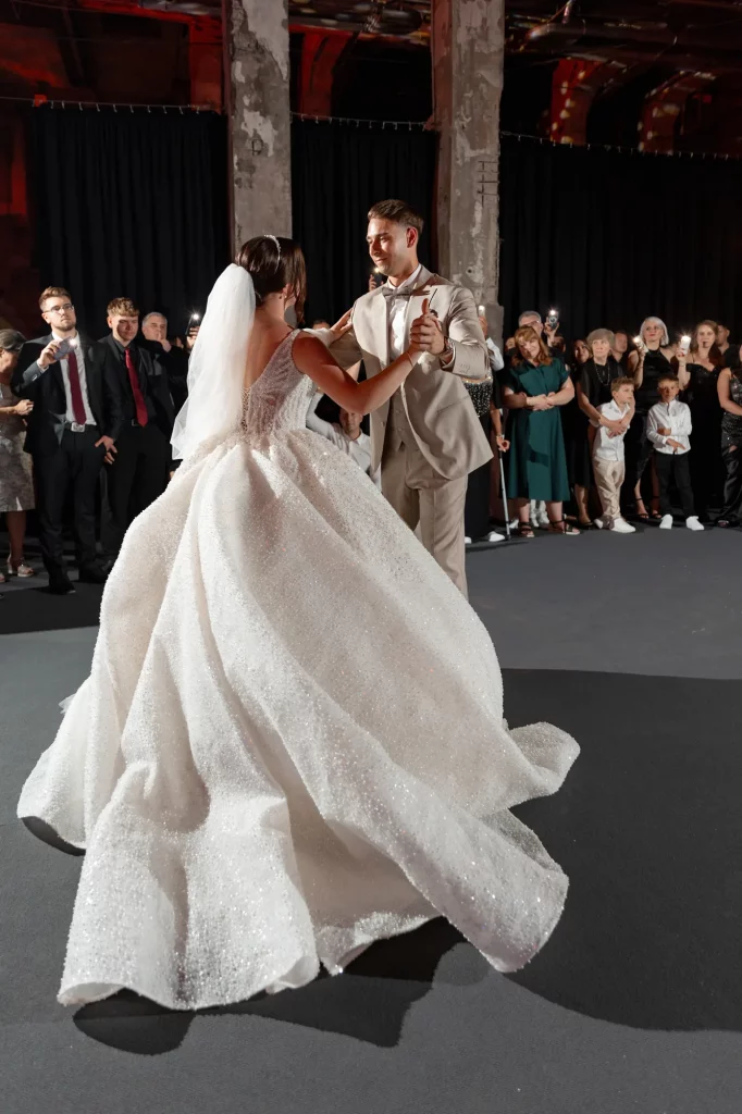 Brautpaar tanzt vor Gästen bei Hochzeit