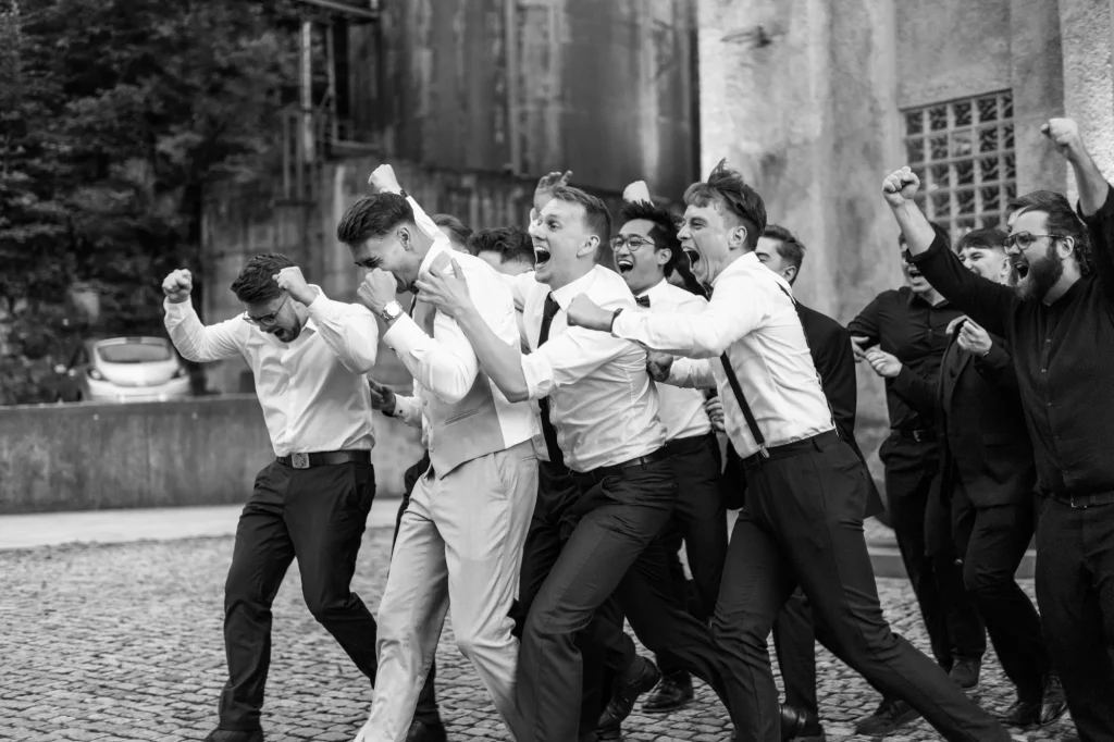 Gruppe Männer jubelt und feiert ausgelassen