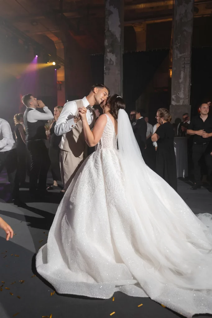 Brautpaar tanzt innig auf Hochzeitsparty