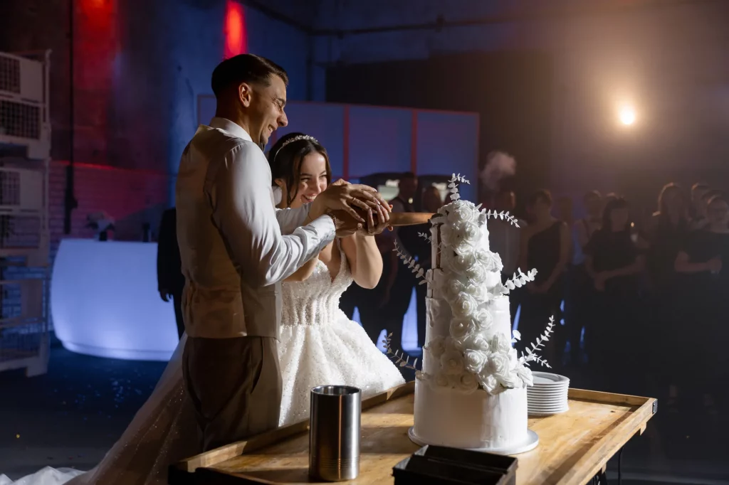 Brautpaar schneidet gemeinsam Hochzeitstorte