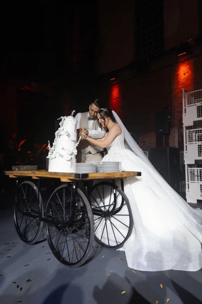 Brautpaar schneidet gemeinsam Hochzeitstorte