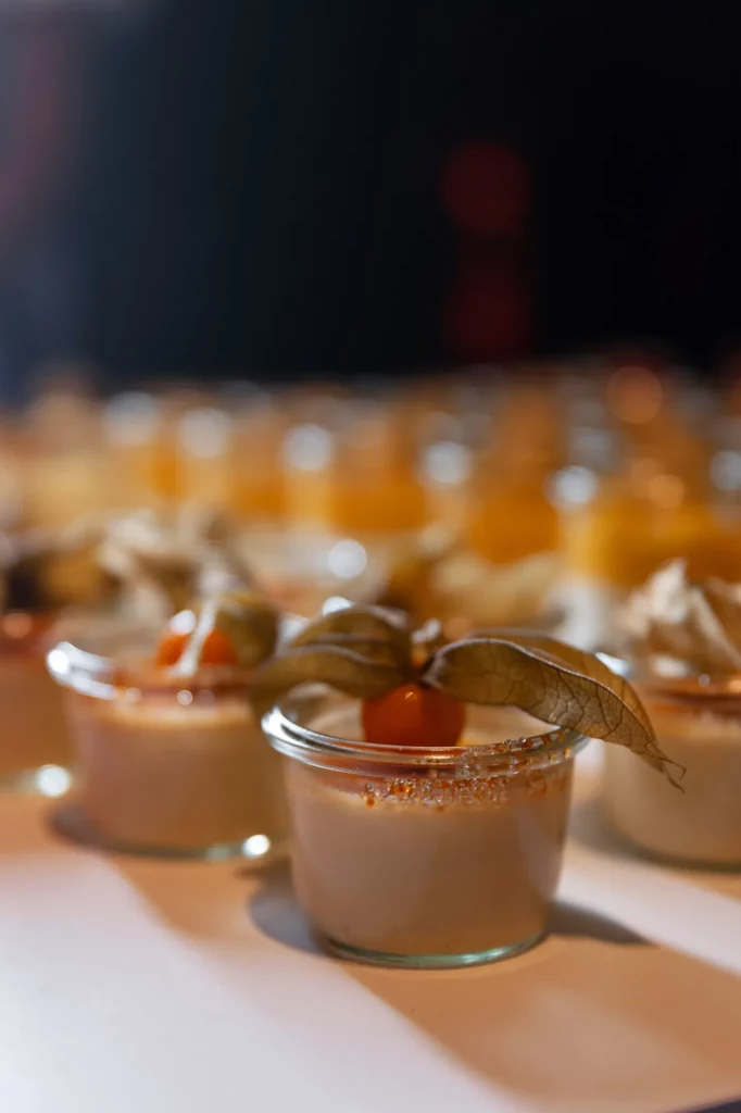 Gläser mit Dessert und Physalis dekoriert