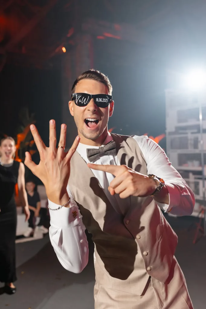 Mann zeigt Ehering mit Sonnenbrille