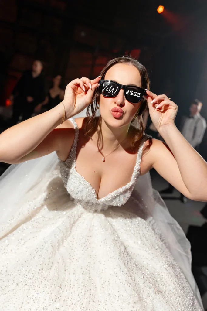 Braut trägt Sonnenbrille mit Hochzeitsdatum