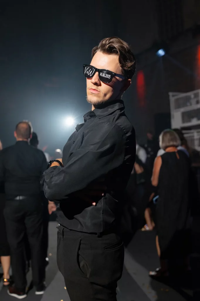 Junger Mann mit Sonnenbrille bei Feier