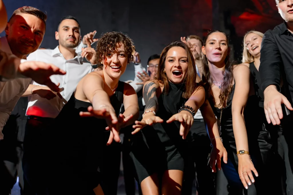 Gruppe junger Menschen tanzt und lacht