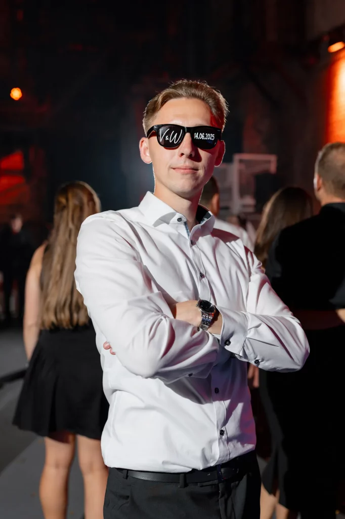 Junger Mann mit Sonnenbrille bei Feier