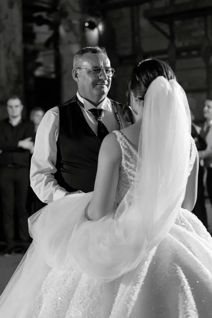Braut im Kleid mit Schleier und Vater
