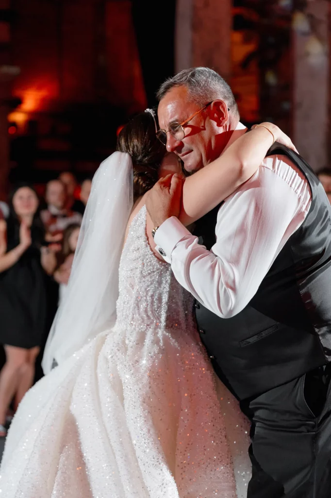 Braut umarmt ihren Vater beim Tanz
