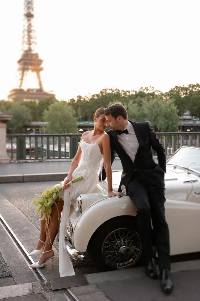 Hochzeitsfotoshooting in Paris – Brautpaar am Eiffelturm
