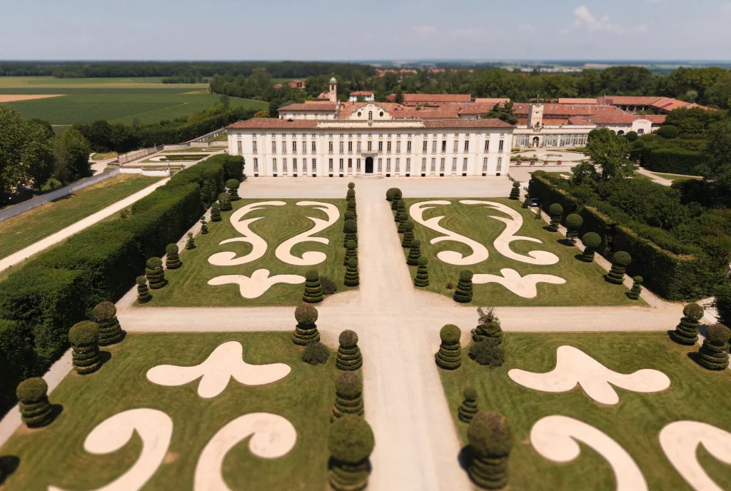 Villa Arconati mit Gartenwegen.