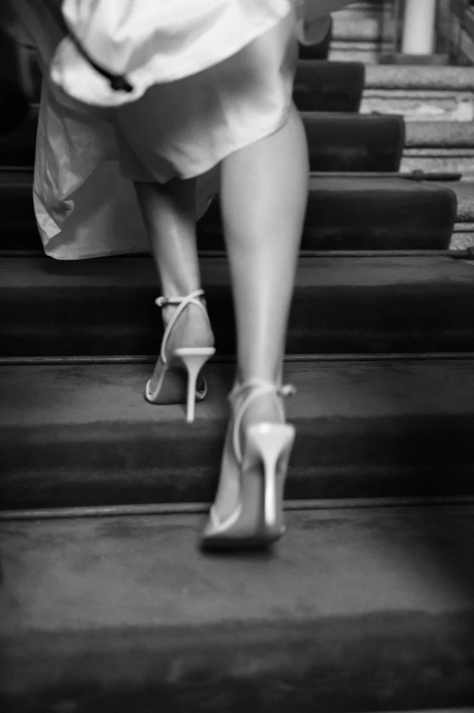 Brautkleid und Schuhe auf Stufen.